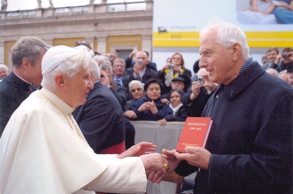 Übergabe von ORTHODOXIA 2009-2010 an Papst Benedikt