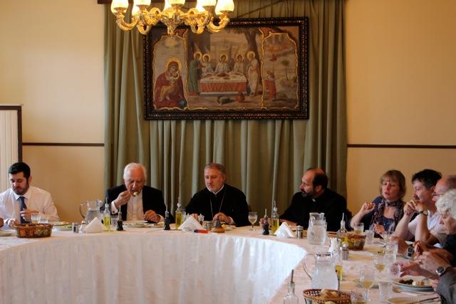 Mittagessen im Dreifaltigkeitskloster Chalki, in der Mitte Metropolit Elpidophoros von Bursa, Abt des Klosters