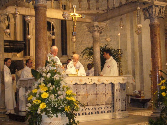 Die Eucharistiefeier am Grab des hl. Nikolaus