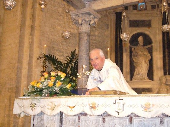 Dr. Nikolaus Wyrwoll stellt die silberne Rose auf den Altar
