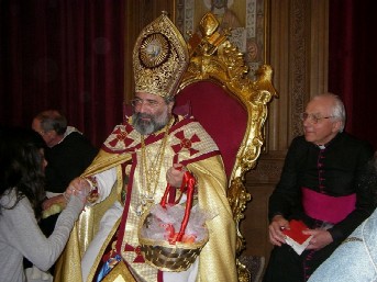 Patriarch Mesrob verteilt die Ostereier