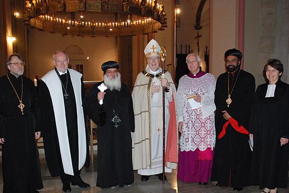 Gruppenfoto: Im Beisein zahlreicher Vertreter verschiedener christlicher Konfessionen ist Prälat Nikolaus Wyrwoll (3. von rechts) von Bischof Norbert Trelle als Ökumene-Beauftragter des Bistums verabschiedet worden. Bildquelle: bph