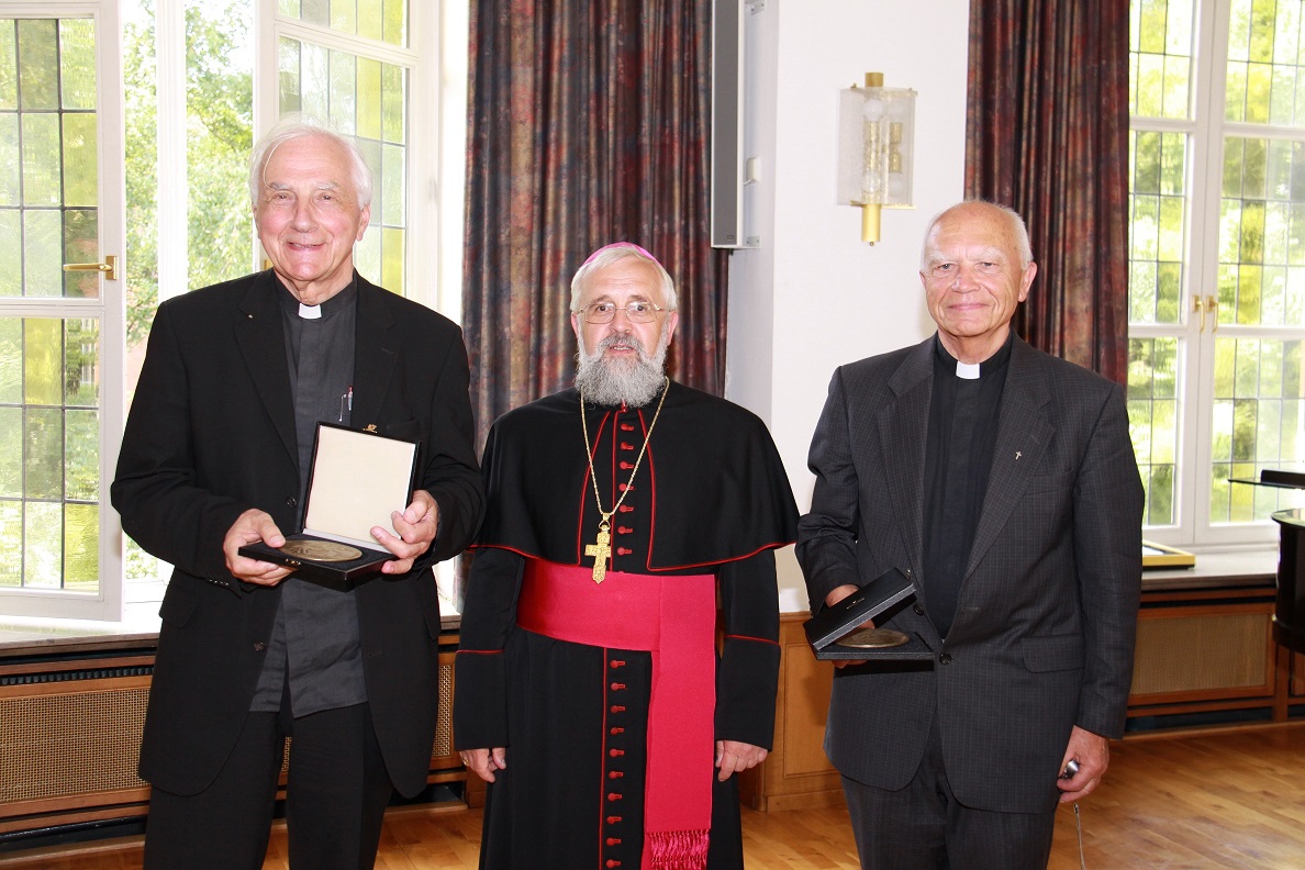 Ehrung von Dr. Albert Rauch und Dr. Nikolaus Wyrwoll durch Bischof Dr. Gerhard Feige