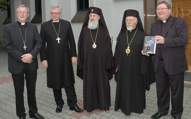 Gruppenbild: Regionalbischof Schmidt, Diakonie-Rektor Schoenauer, Metropolit Serafim, Metropolit Augoustinos, Jürgen Henkel beim Festakt mit Buchvorstellung