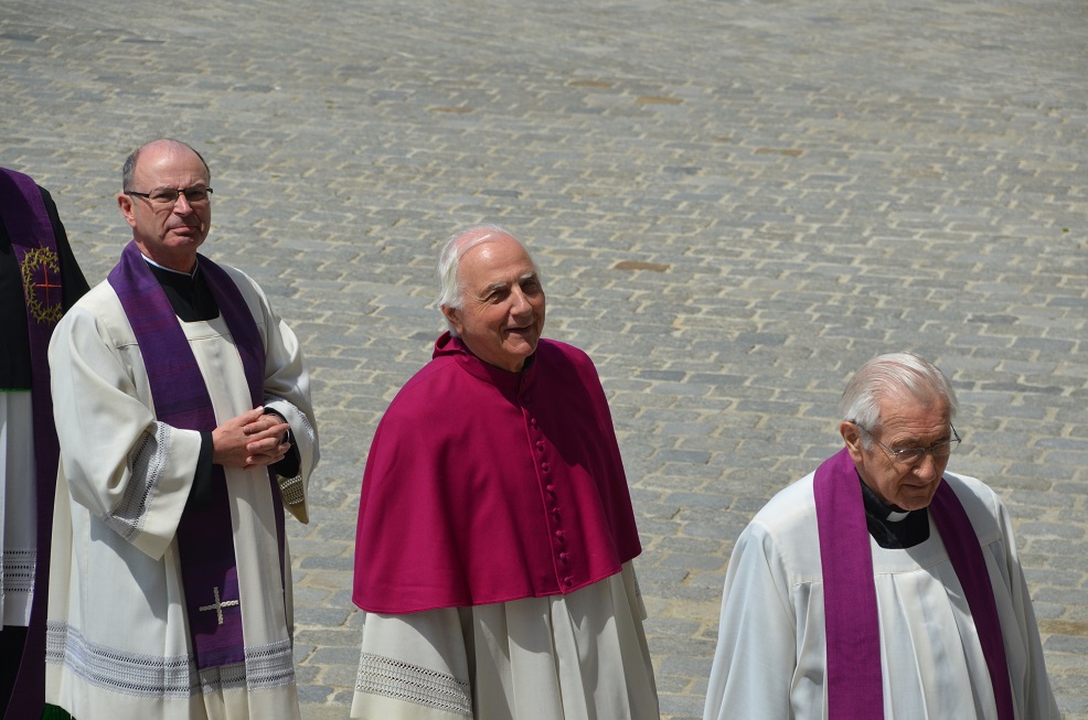 Prälat Wyrwoll beim Einzug zum Requiem in den Dom