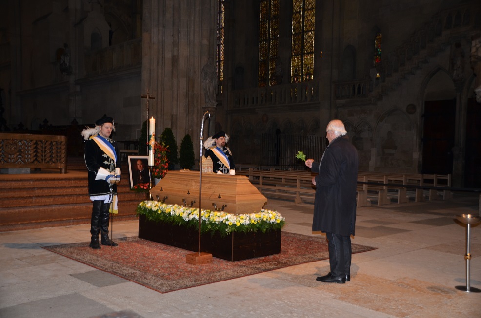 Prälat Wyrwoll am Sarg von Bischof Manfred