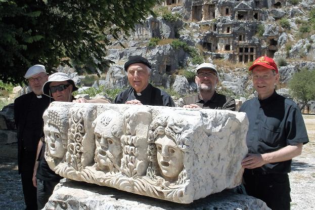 die drei Masken stehen in Myra neben der Nekropole im Bistum Myra des hl. Nikolaus