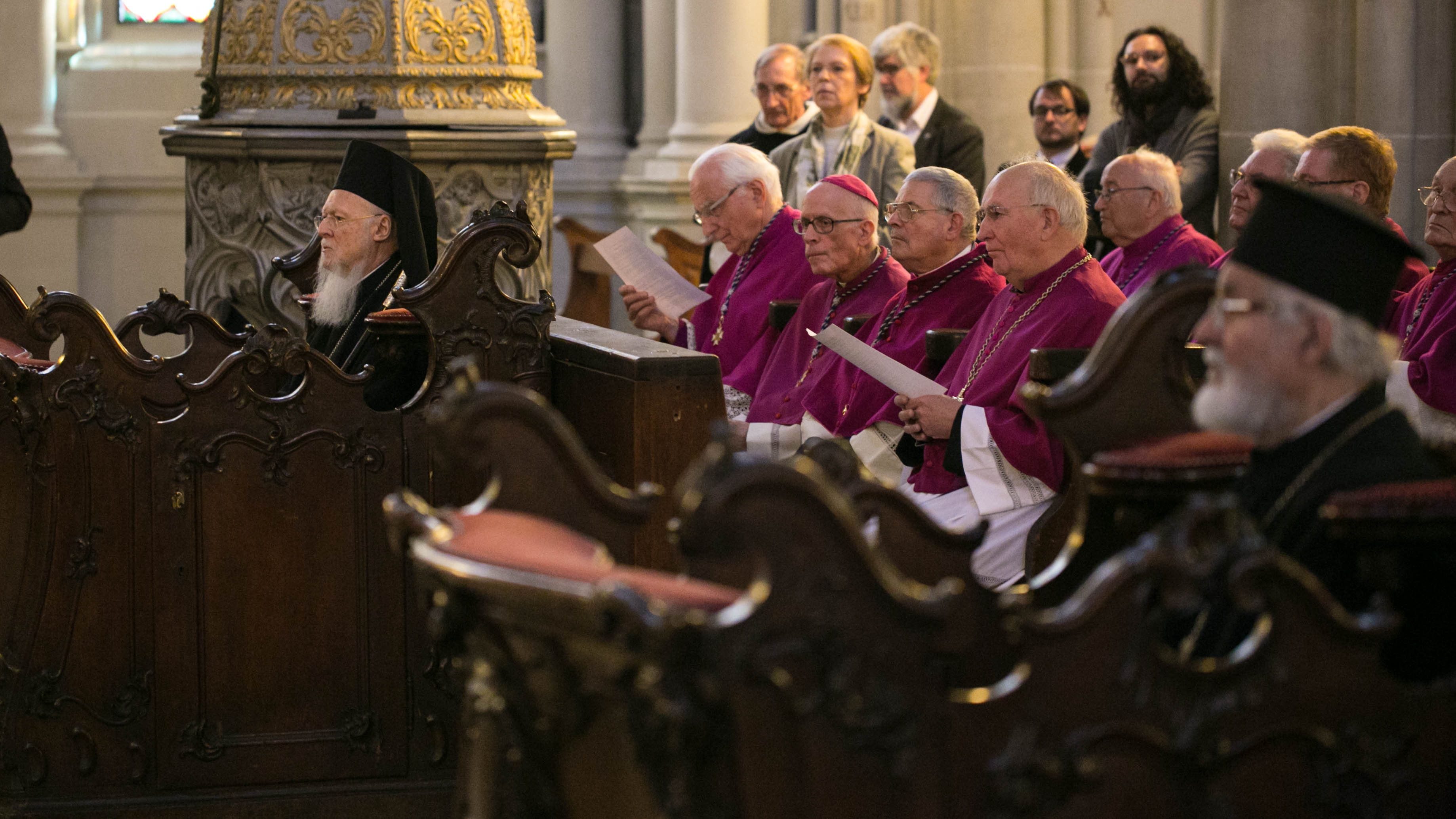 Patriarch Bartholomaios in der Kathedrale von Fribourg mit dem Domkapitel