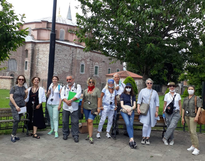 vor dem Rasenplatz der "Kleinen Hagia Sofia"