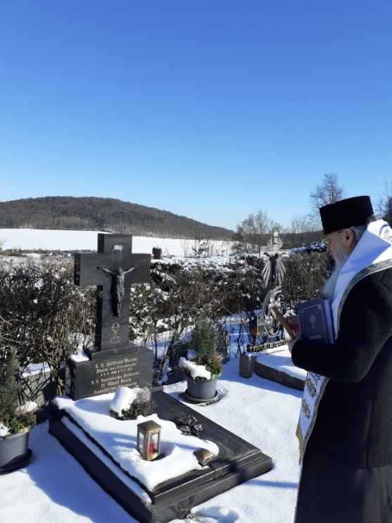 Am Grab von Prälat Albert Rauch betet Metropolit Serafim Joantă eine Panichida