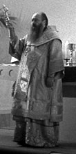 Metropolit Nikodim während der Liturgie