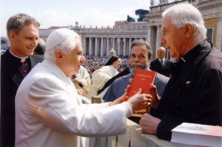 Übergabe von Orthodoxia 2007 an Papst Benedikt